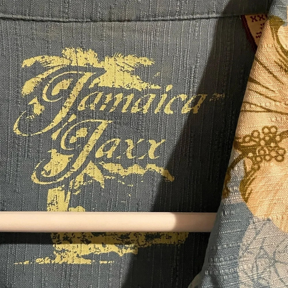 Jamaica Jaxx blue with light colored flower’s Hawaiian shirt. 100% silk - Picture 3 of 5